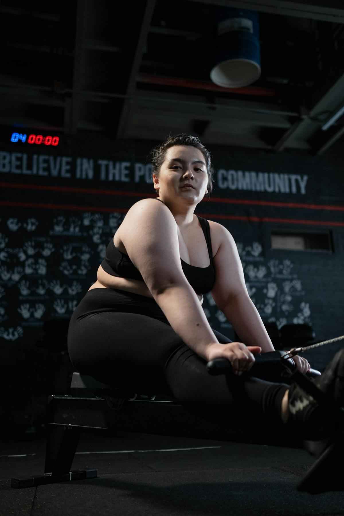 Mulher usando roupa fitness preta premium durante treino